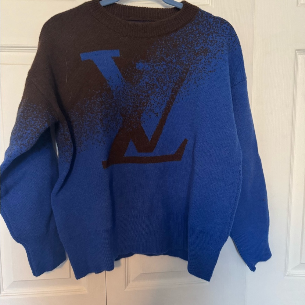 Blue Crew Neck Sweater with Relaxed Fit and Long Sleeves